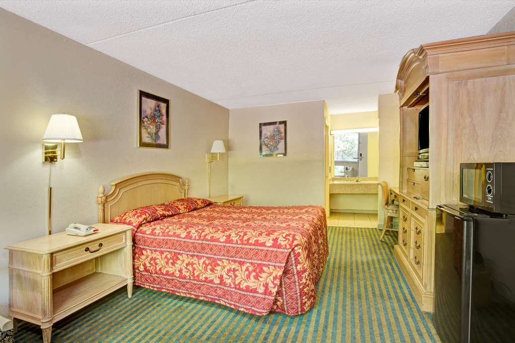 Red Roof Inn Fredericksburg North Room photo