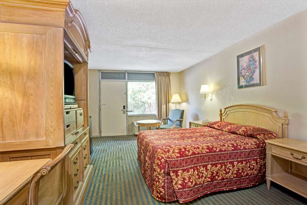 Red Roof Inn Fredericksburg North Room photo
